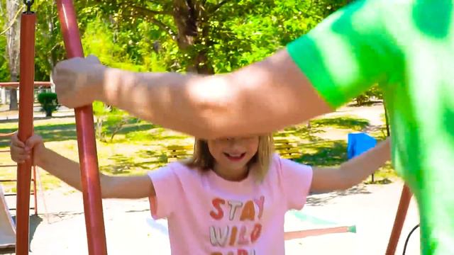 Марго учит правила поведения на прогулке с малышом и мамой смотреть онлайн