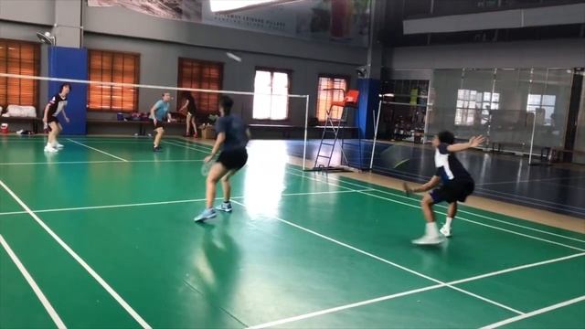 NYLON VS. FEATHER SHUTTLE- Which is better for playing badminton? #badminton смотреть онлайн