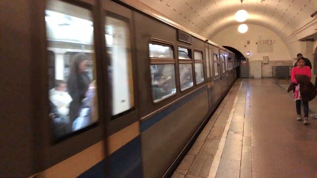81-740/741.1 Русич На станции Охотный Ряд смотреть онлайн