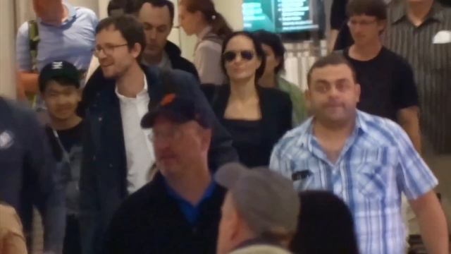 Angelina Jolie Arrives In L.A. With Maddox And Brother James Haven After UN Speech In NY смотреть онлайн