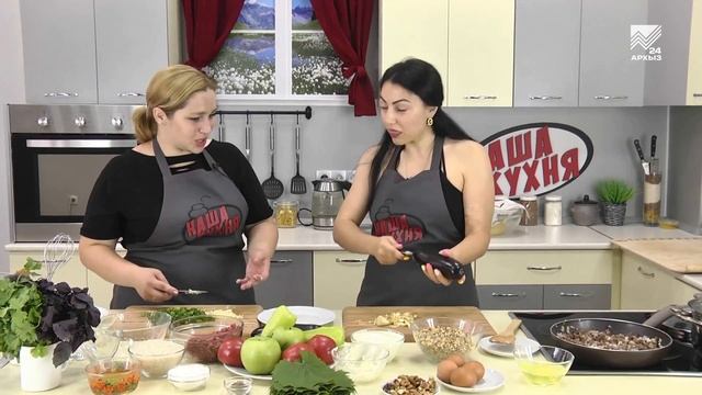 Наша кухня. Готовим летнюю овощную долму и медовую пахлавы (08.07.2018) смотреть онлайн