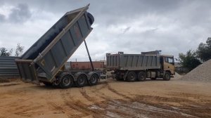 Самосвальный прицеп с цро MEGA 18 м3 в сцепке с самосвалом SHACMAN | Выгрузка песка