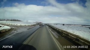 Водители большегрузов буквально спасли торопыгу на «Ладе» от верной смерти. Дальнобойщики.