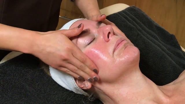 Monique krijgt de Babor Lifting Cellular treatment facial смотреть онлайн