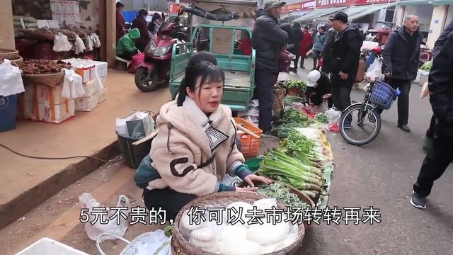 【合輯】過年期間青菜可搶手，背了油菜苔進城賣，喜歡的一次6把帶回家【燕麥行遊】 смотреть онлайн