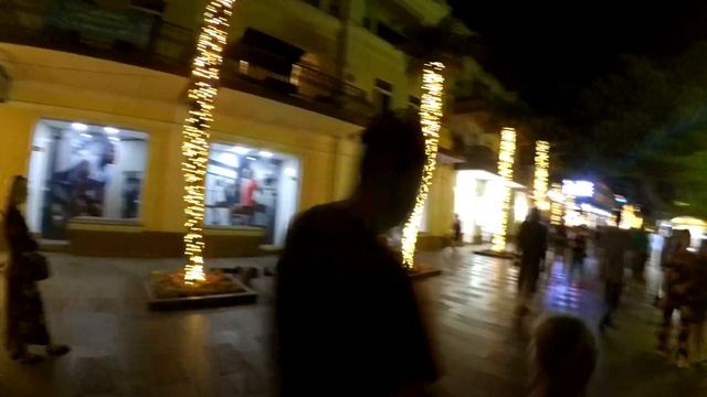 #199 Вечерняя набережная Ялты в бархатный сезон. Толпы туристов в Крыму. Музыканты на набережной. смотреть онлайн