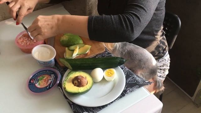 Классные бутерброды на завтрак. Авокадо с креветками. Режим самоизоляции. Первый день. Карантин. смотреть онлайн