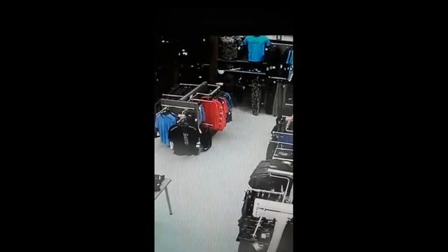 Украли одежду из «Спортсмастера» мужчины в Бердске смотреть онлайн