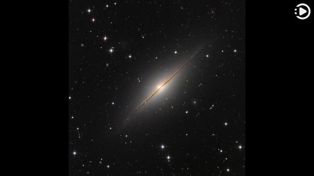 APOD: 2021-07-22 - NGC 7814: Little Sombrero with Supernova (Narrated by Joanna) смотреть онлайн