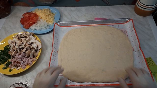Пицца по домашнему с шампиньонами , колбасой и сыром. смотреть онлайн