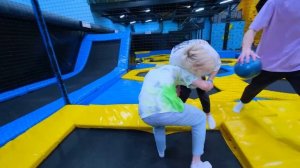 НОЧЬ В ЗАКРЫТОМ БАТУТНОМ ЦЕНТРЕ *Нас поймали?*