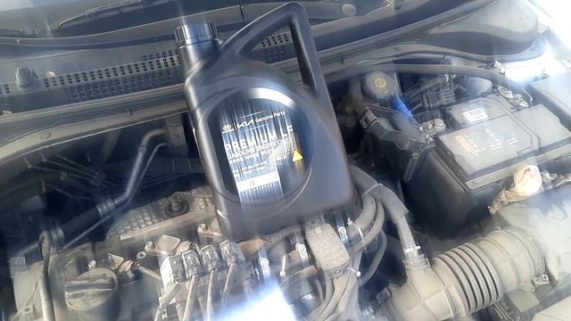 Какое заливать масло в двигатель в Хендай Солярис 2 ？Я лью оригинальное.Личный отзыв. смотреть онлайн