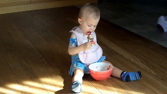 Ребенок, 1.5 года, ест сам борщ:) смотреть онлайн