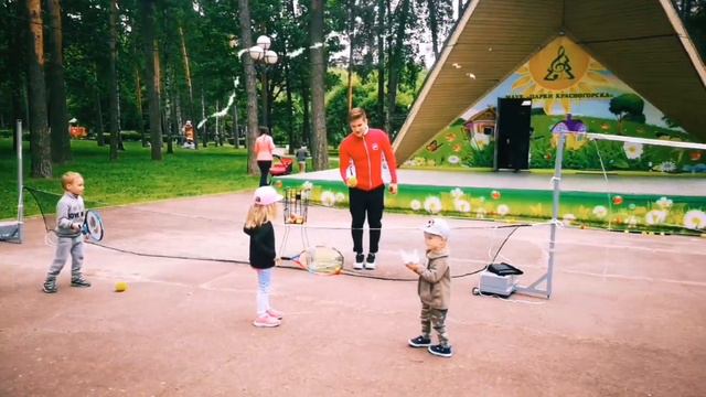 Большой теннис. Саша и Ваня играют впервые в теннис. #сашаиваня#спорт