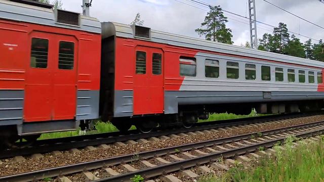 Пригородная электричка ЭД4М-0332 смотреть онлайн