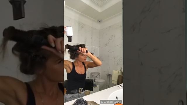 Алекса делает укладку