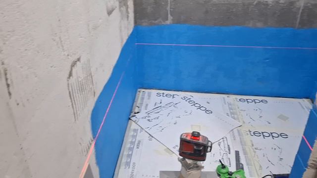 положил первый ряд плитки на стену