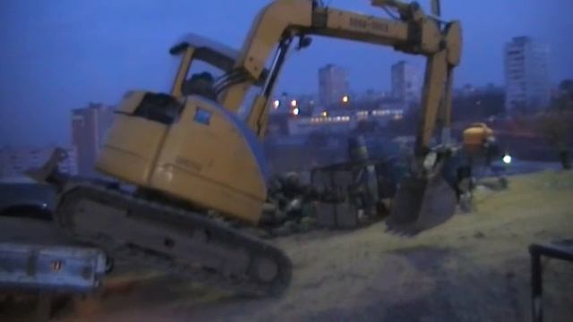 Как гусеничному экскаватору самостоятельно заехать на кузов грузовика / Crawler Excavator