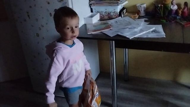 Богдан пришел с садика,ну а Мила играет с ночником ?????? Беларусь ?? смотреть онлайн