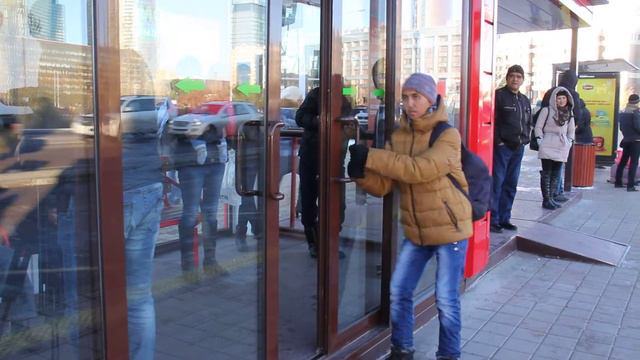 Отапливаемая остановка в Астане не выдержала первых холодов смотреть онлайн