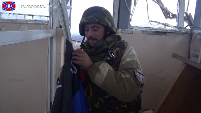 Флаг батальона "Сомали" над взлетной полосой донецкого аэропорта смотреть онлайн