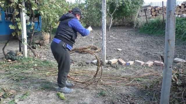 Делаю веночки и заборчик из виноградной лозы! Или как украсить цветник из того что есть под рукой! смотреть онлайн