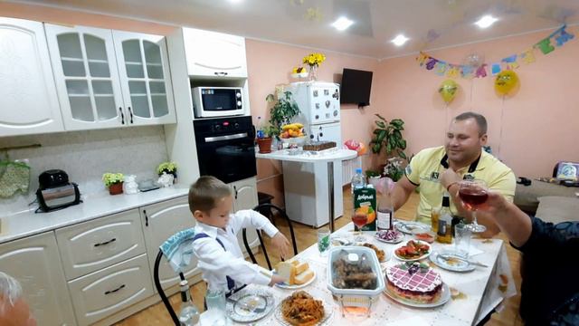 День рождение младшенького в семейном кругу🤗 смотреть онлайн