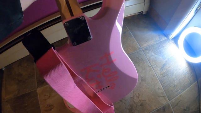 Squier Hello Kitty Guitar Strung Lefty смотреть онлайн