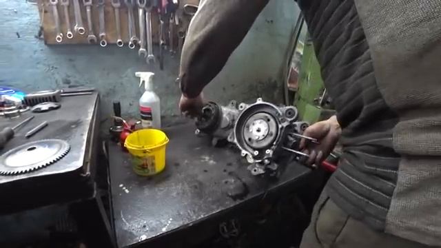 Ремонт японского скутера Suzuki Lets 2,сборка двигателя. смотреть онлайн