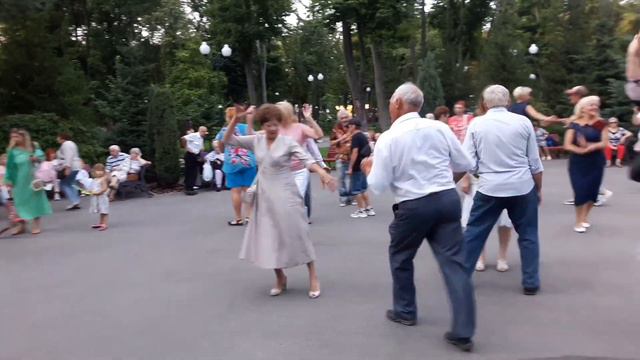 Пусть плачут те, кому мы не достались!!!💃🌴Танцы в парке Горького!!!💃🌴Харьков 2021 смотреть онлайн
