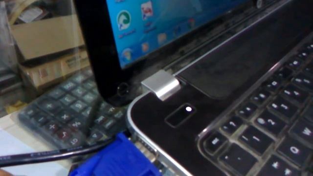 How to Display Laptop Screen to Monitor, TV or Projector by VGA Cable смотреть онлайн