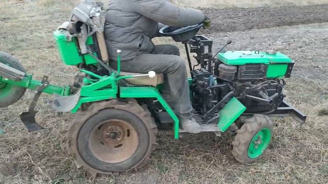 Самодельный минитрактор в деле- вспашка на зиму смотреть онлайн