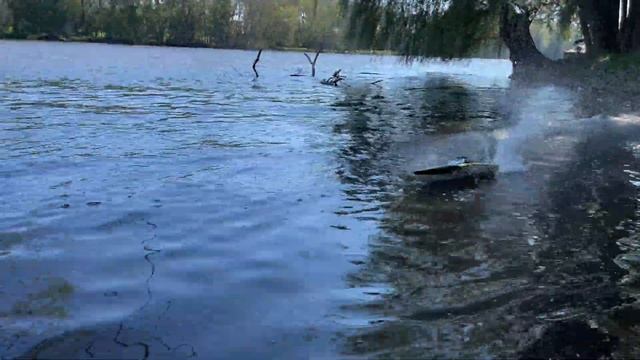 RC Speedboat Capsizes. Will I Have To Swim To Save It or Will It Self-right? смотреть онлайн