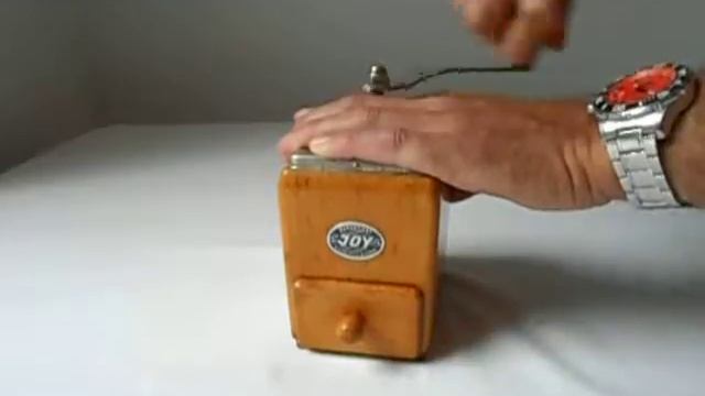 Joy: 1950s coffee grinder demo and test смотреть онлайн