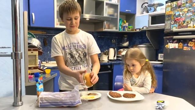 Макс и Марта делают домашние бургеры смотреть онлайн