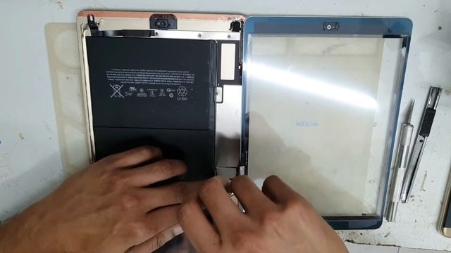 iPad 5th Generation 9.7 A1823 LCD &TOUCH Screen Replacement смотреть онлайн