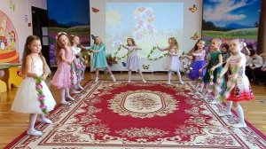 Танец с цветочными гирляндами на 8 марта. Муз.рук.Е. Рабская