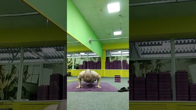 Отжимания. Развивают силу грудных мышц, трицепсов, дельтовидных мышц и корпуса. Фитнес. Кроссфит. смотреть онлайн