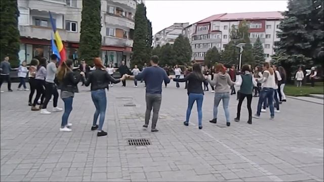 Sirtaki (Zorba's dance) | Horă (Andra - Cântecele mele) | El Meneaito - flashmob Europe Day смотреть онлайн
