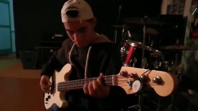 Злодей и шапка,король и шут, Bass cover. смотреть онлайн