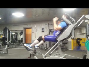 Приседания в ГАКК тренажёре: техника выполнения