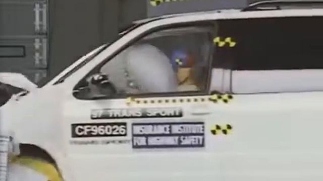 1997 Pontiac Trans Sport/montana moderate overlap crash test смотреть онлайн