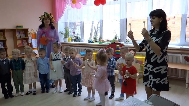 Оркестр малышей под песню "МАМОЧКУ ПОВЕСЕЛИМ" Автор Л. Некрасова смотреть онлайн