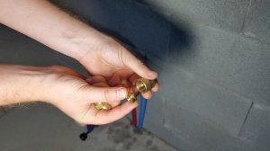 Как установить фитинг и кран на полиэтиленовую трубу.