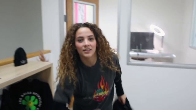 MAKING OUT IN FRONT OF FRIENDS (UNCOMFORTABLE) смотреть онлайн