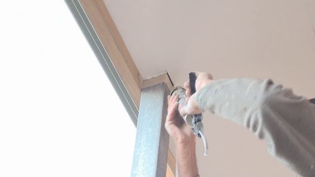 How to caulk larger gaps - The technique used to fill larger gaps or cracks with an acrylic sealant смотреть онлайн