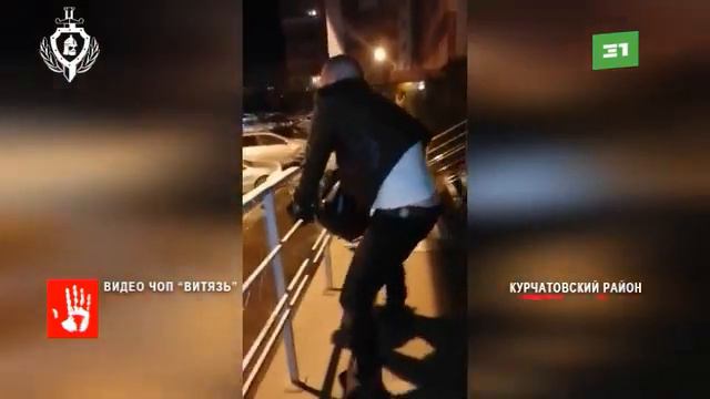 Неадекватный мужчина напугал челябинцев на северо западе города смотреть онлайн