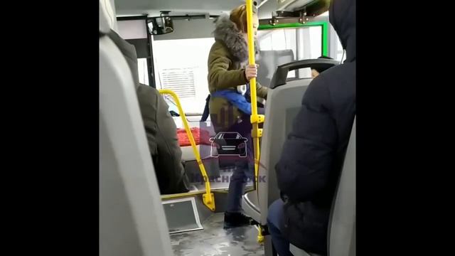 В Красноярске кондуктор пинками выгнала пассажира из автобуса. Очевидец снял инцидент на видео. смотреть онлайн