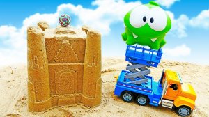Ам Ням в песочнице ищет конфеты! Развивающие видео для детей про машинки