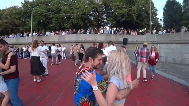 Парк Горького - бачата на набережной в Москве (Moscow bachata open-air) смотреть онлайн